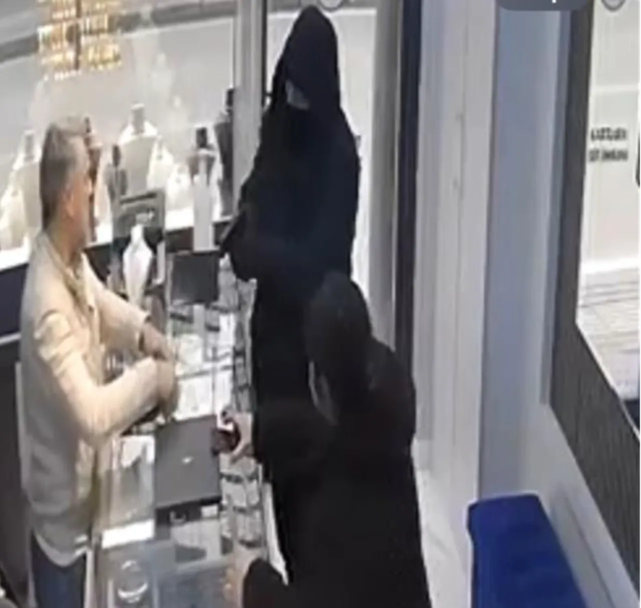 Bursada ilginç olay! Kuyumcuya gelen kararsız hırsız korkup kaçtı