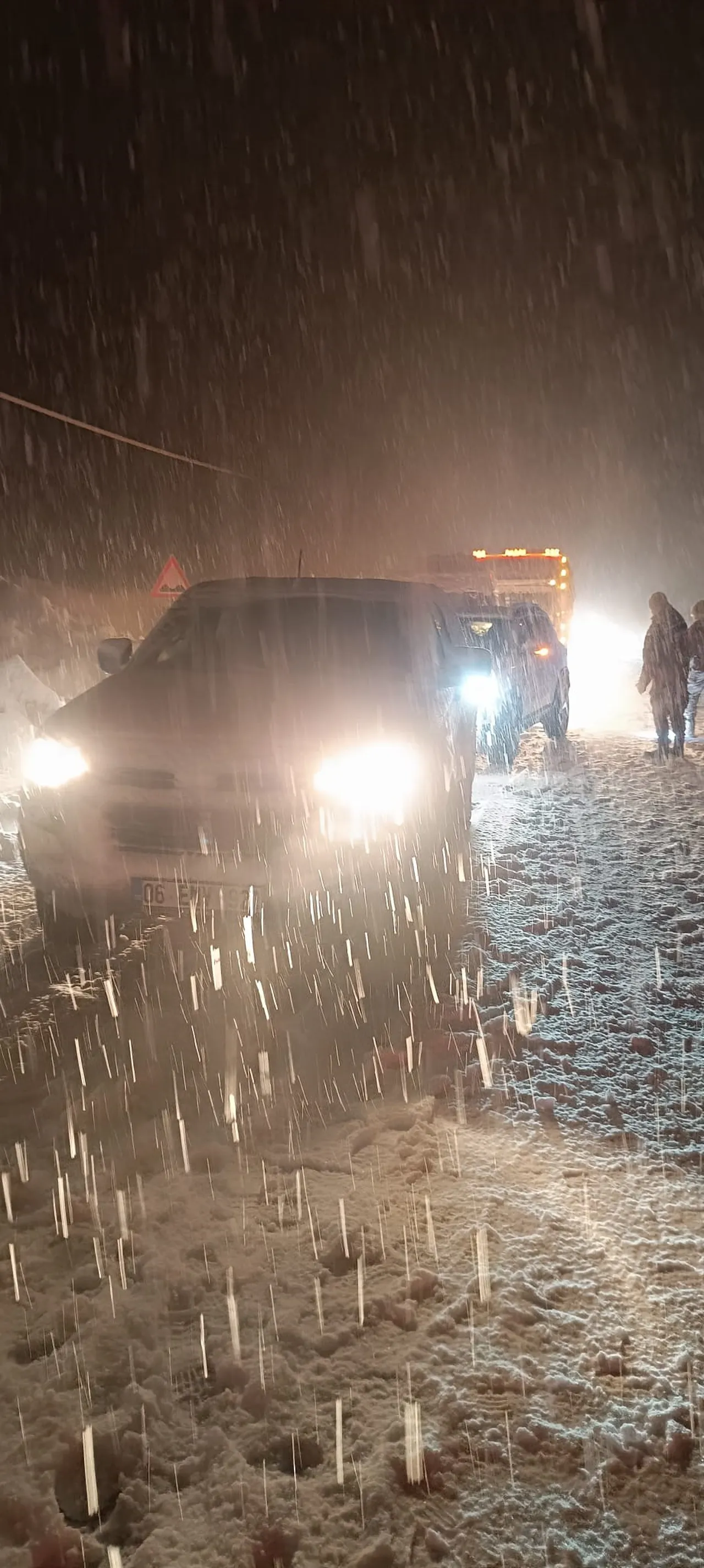 Çığ düşen bölgeye ekipler sevk edildi! Hakkari'de araçlar mahsur kaldı