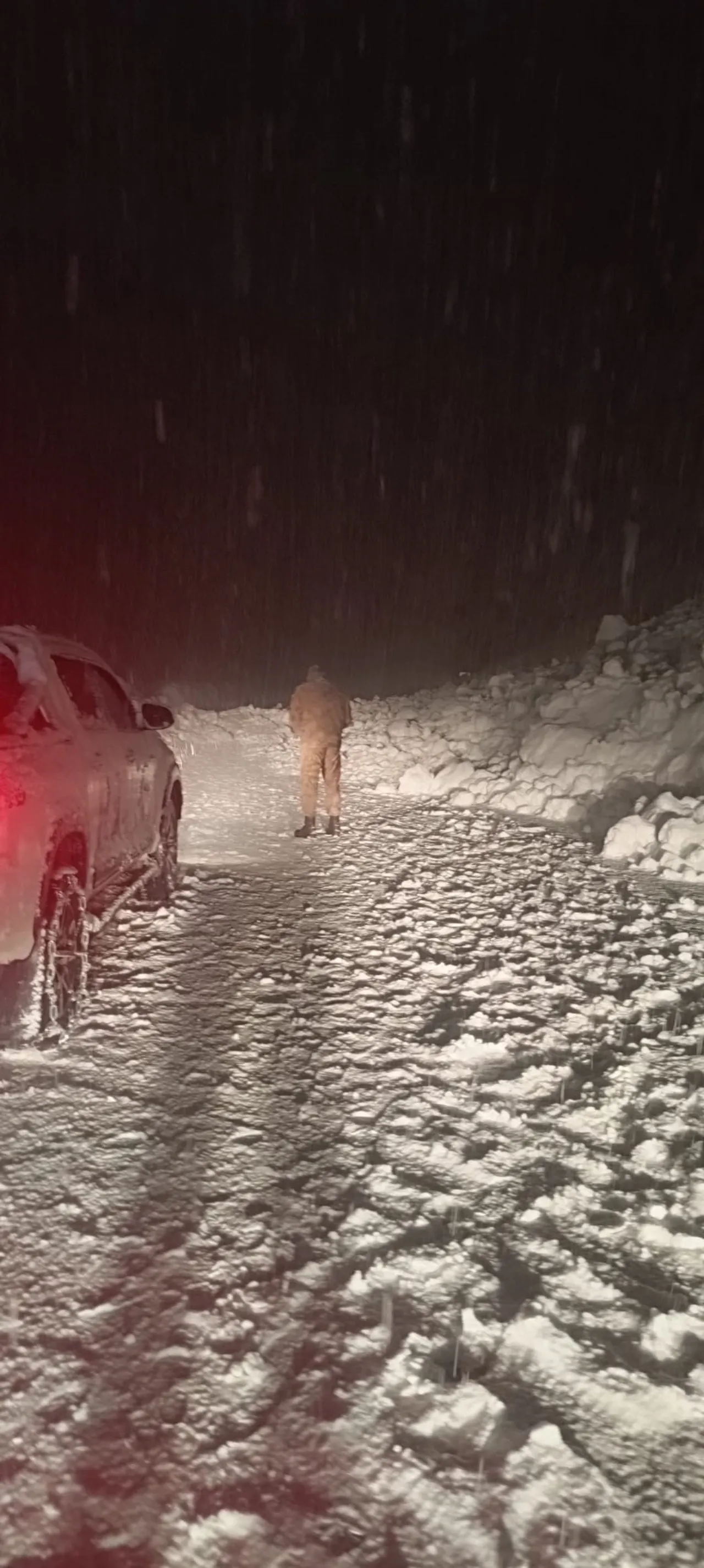 Çığ düşen bölgeye ekipler sevk edildi! Hakkari'de araçlar mahsur kaldı