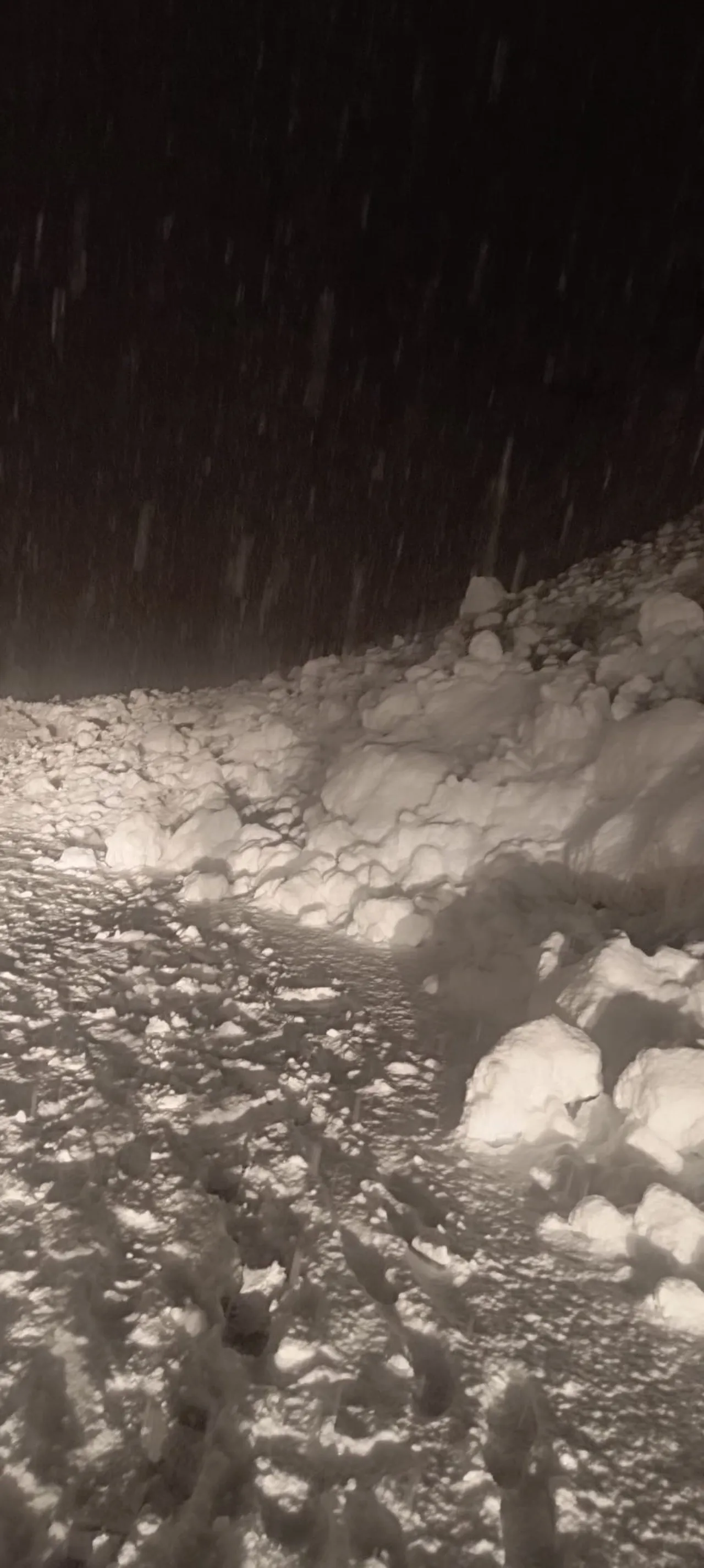 Çığ düşen bölgeye ekipler sevk edildi! Hakkari'de araçlar mahsur kaldı