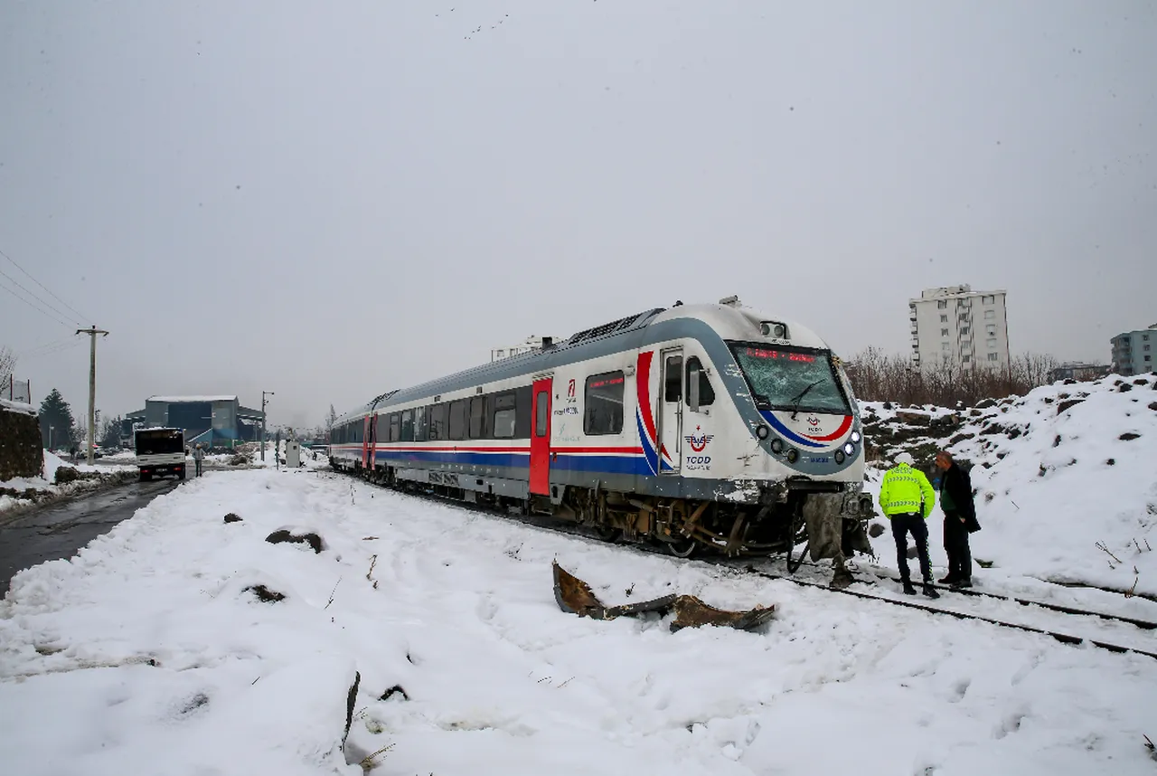 Diyarbakır’da faciadan dönüldü! Belediye otobüsü yolcu treni ile çarpıştı