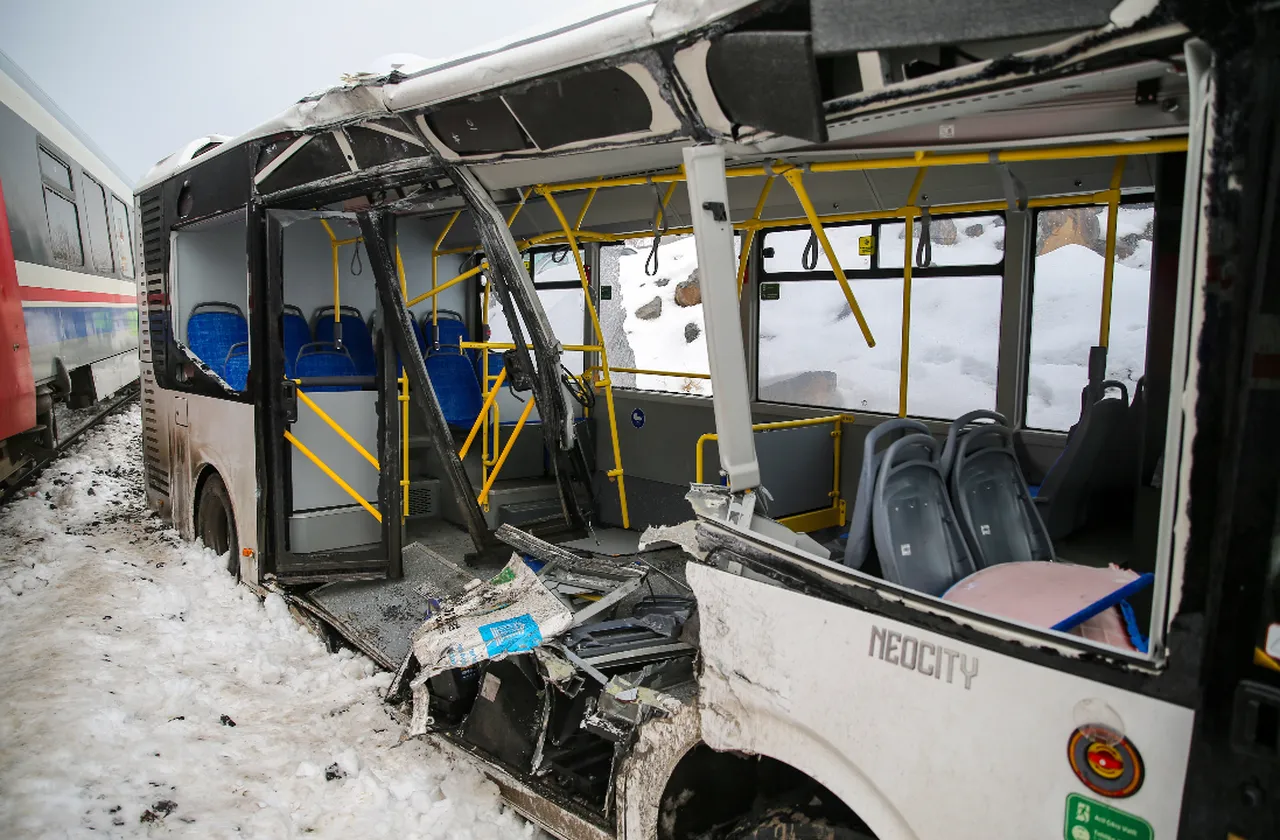 Diyarbakır’da faciadan dönüldü! Belediye otobüsü yolcu treni ile çarpıştı