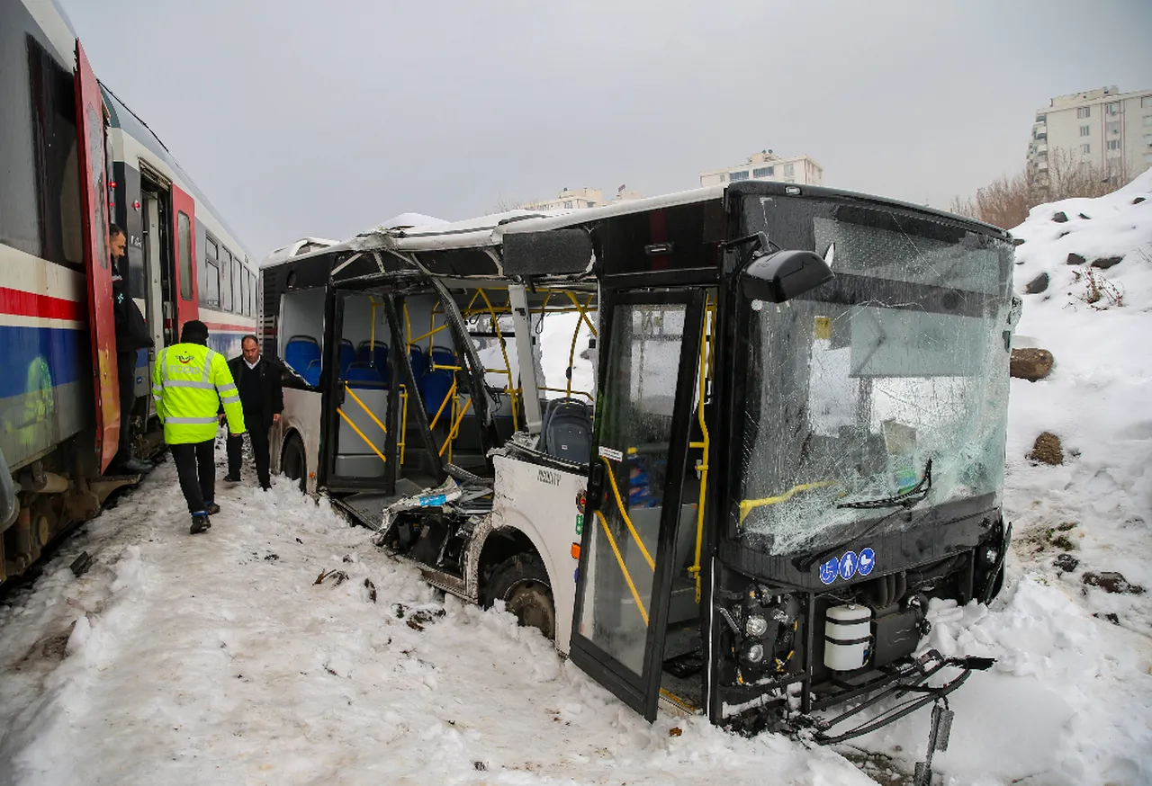 Diyarbakır’da faciadan dönüldü! Belediye otobüsü yolcu treni ile çarpıştı