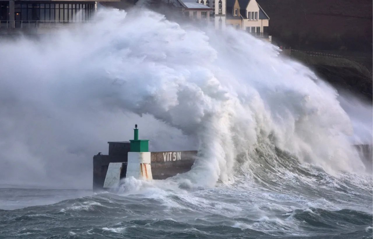 Goretti Fırtınası İngiltere ve Fransa'yı vurdu: Ulaşım durdu, 100 binlerce hane elektriksiz