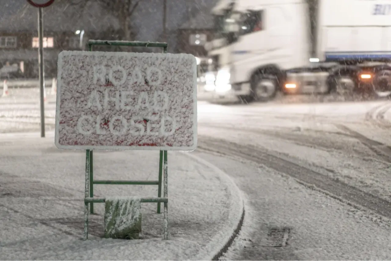 Goretti Fırtınası İngiltere ve Fransayı vurdu: Ulaşım durdu, 100 binlerce hane elektriksiz