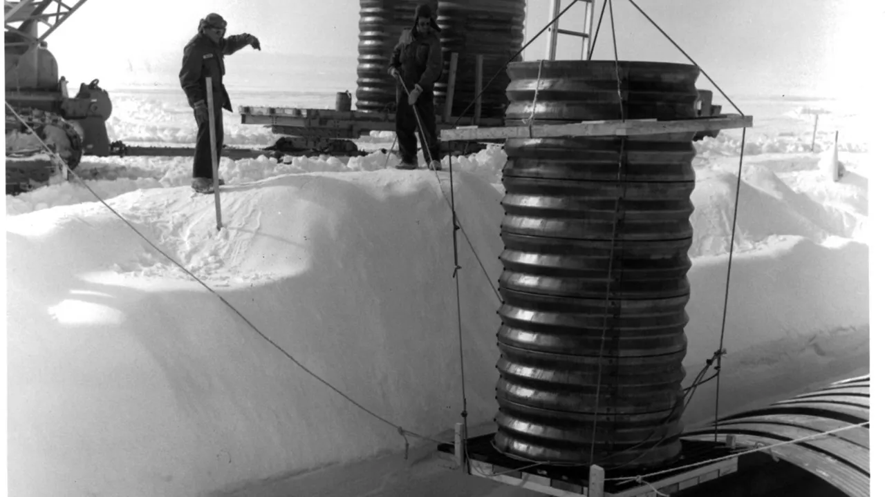 Buzlar eriyor, ABD’nin gizli askeri üssü ortaya çıkıyor: Grönland’de alarm