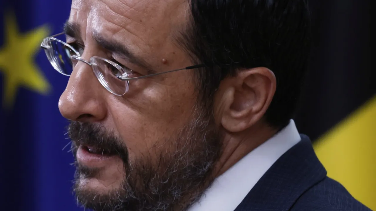 Güney Kıbrıs’ta büyük yolsuzluk depremi: Rum yönetiminin maskesi düştü!