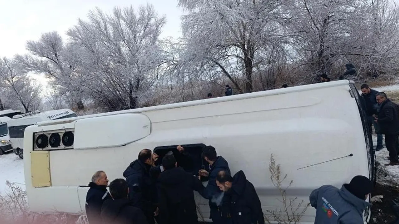 Kahramanmaraş’ta kaza! Karlı yolda kayan servis aracı devrildi