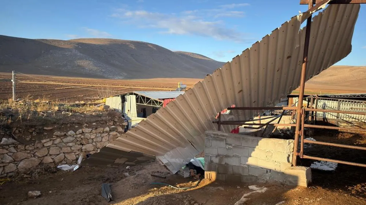 Karaman'da fırtına ölüm getirdi! Uçan çatı canından etti