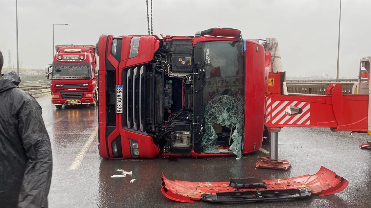 Lodosun ardı kar! Ağaçları söktü, çatıları uçurdu, insanları sürükledi, tırları devirdi