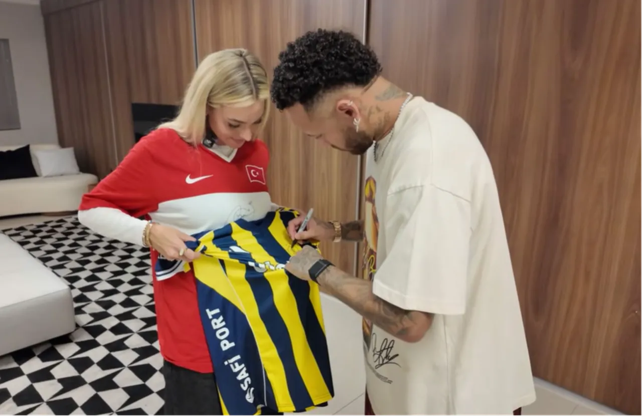 Neymar, Fenerbahçe formasını imzalıyor