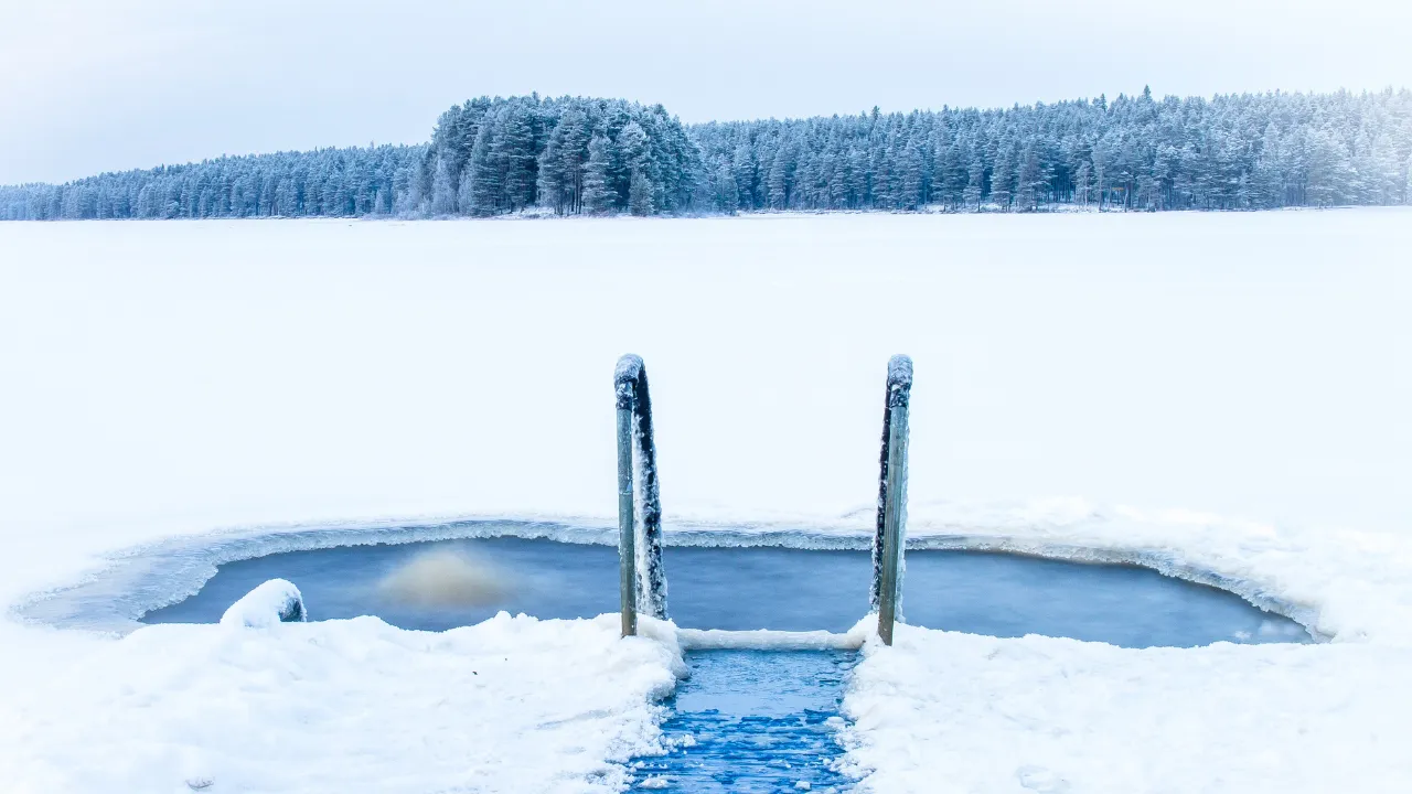 Son günlerin gözde trendi buzda yüzme felaketi getirdi! Hayatının tatilini yapmak için gitmişti...