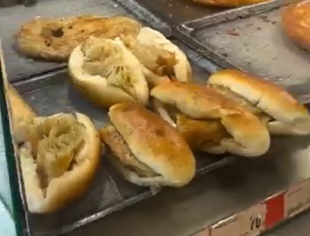 Sosyal medyada gören inanamadı! Bir işletme ekmek arası börek satmaya başladı