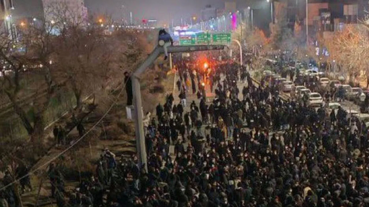 Tahran'da 'sokağa çıkmayın' uyarısı! İran'da okullara ara verildi