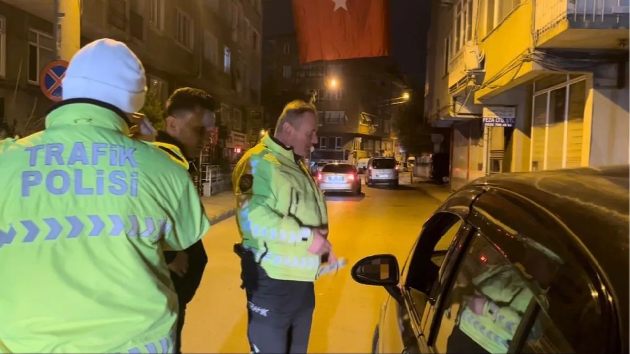 Trafik polislerinin sabır testi!  Eşim gelmeden araçtan inmem  diyen kadın alkollü çıktı