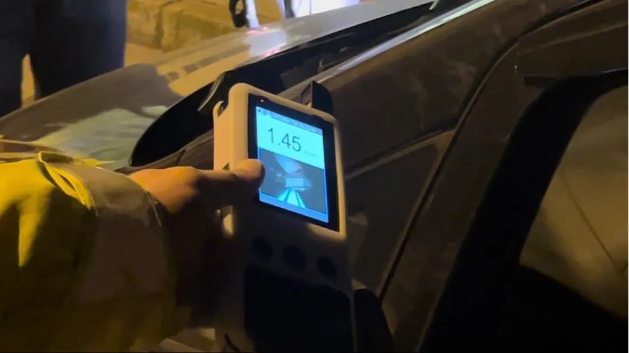 Trafik polislerinin sabır testi!  Eşim gelmeden araçtan inmem  diyen kadın alkollü çıktı