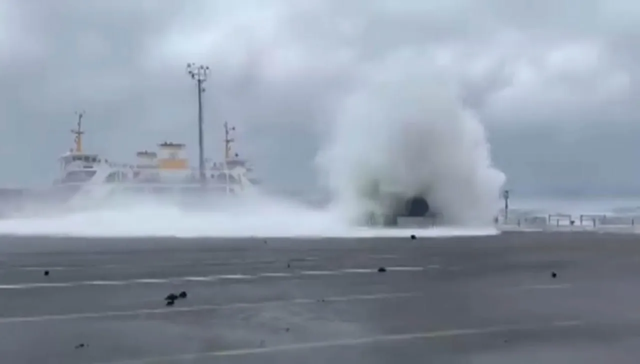 Yalova'da dev dalgalar iskeleyi dövdü! Feribottaki o anlar nefesleri kesti