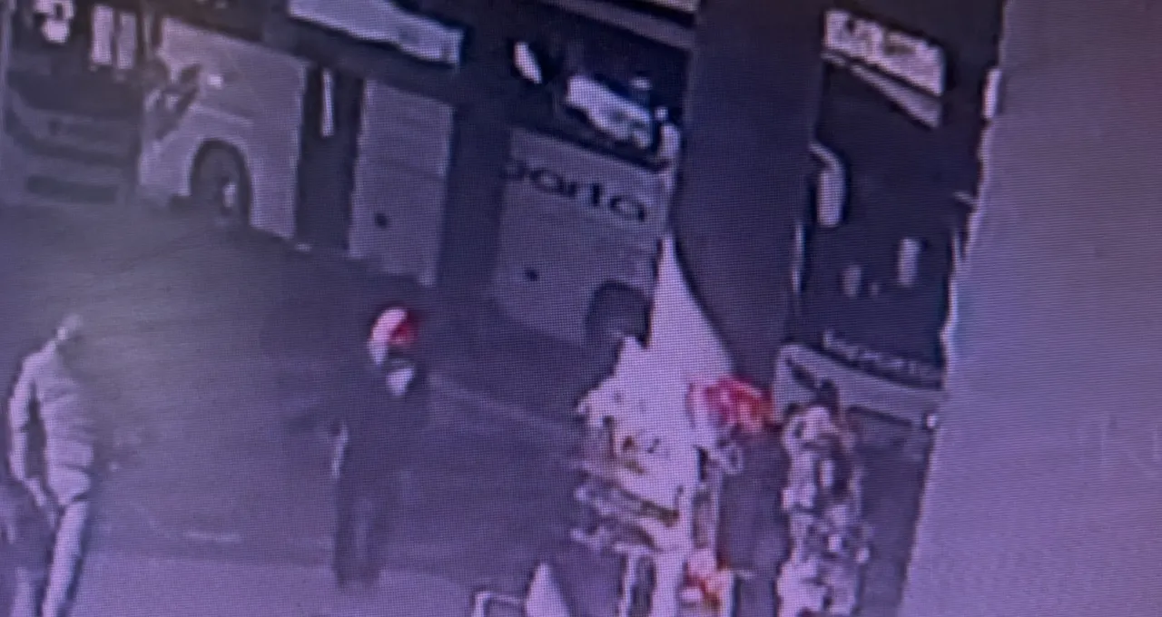 Yedek şoför gaza bastı, asıl şoför kendi aracının altında can verdi! O anlar kamerada