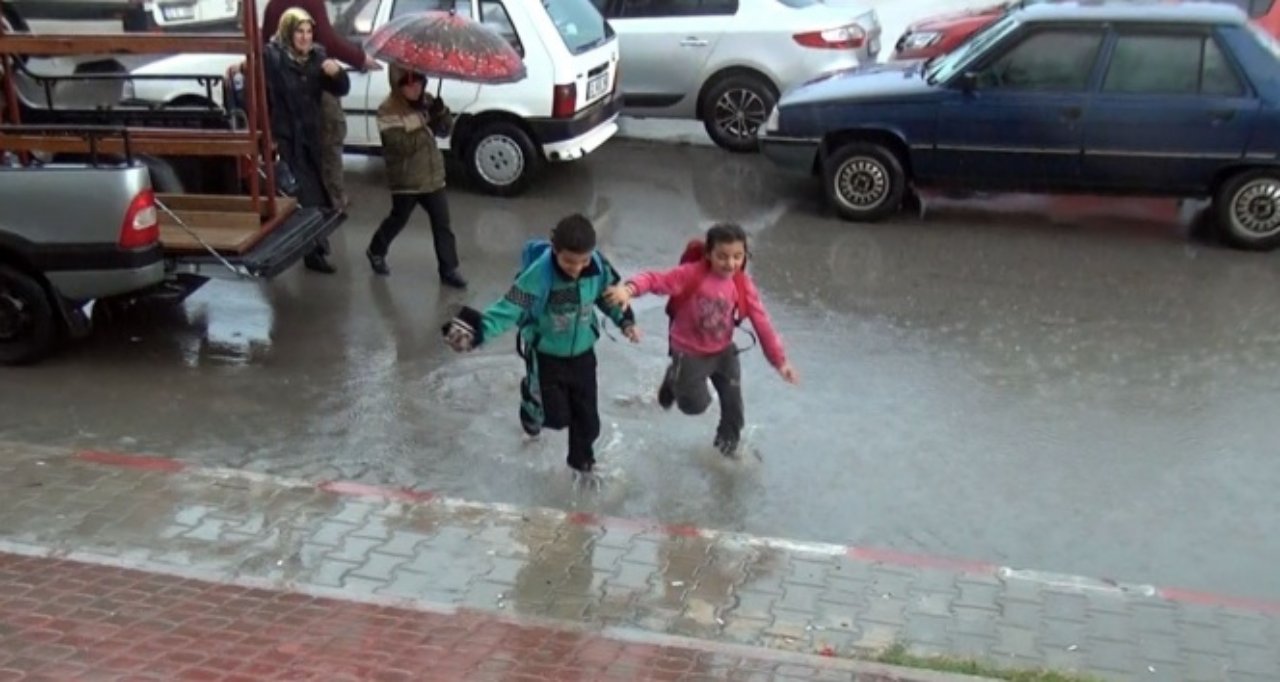 2 Ekim okullar tatil mi, cuma okul var mı? Son dakika valilik açıklamaları takip ediliyor