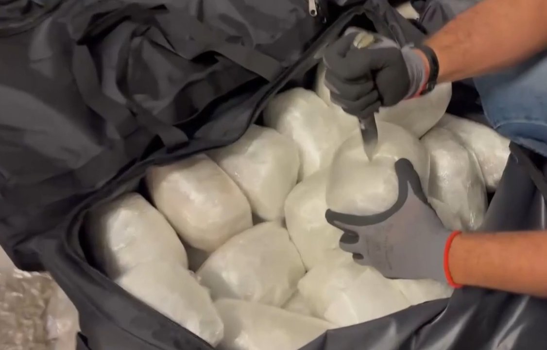 Depodaki bavullardan 100 kg uyuşturucu çıktı