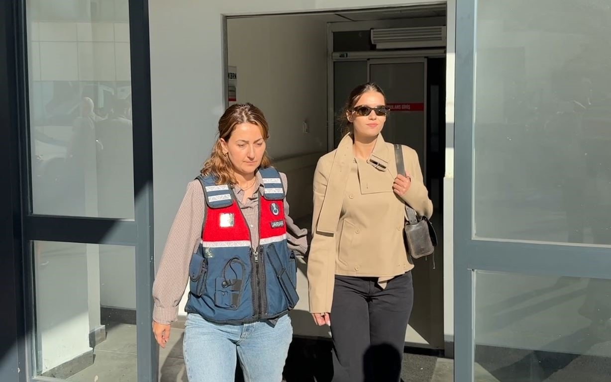 Afra Saraçoğlu’nun ‘yasaklı madde’ açıklaması alay konusu oldu! “Sokrates gel de savunma gör”