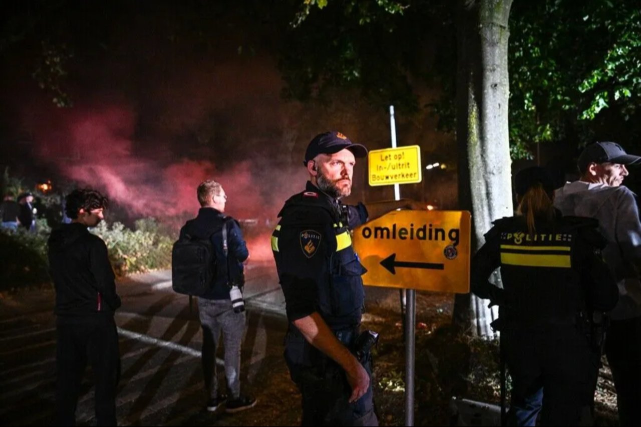 Hollanda'da ortalık karıştı! Polise havai fişek yağdırdılar, çevik kuvvet sokağa indi