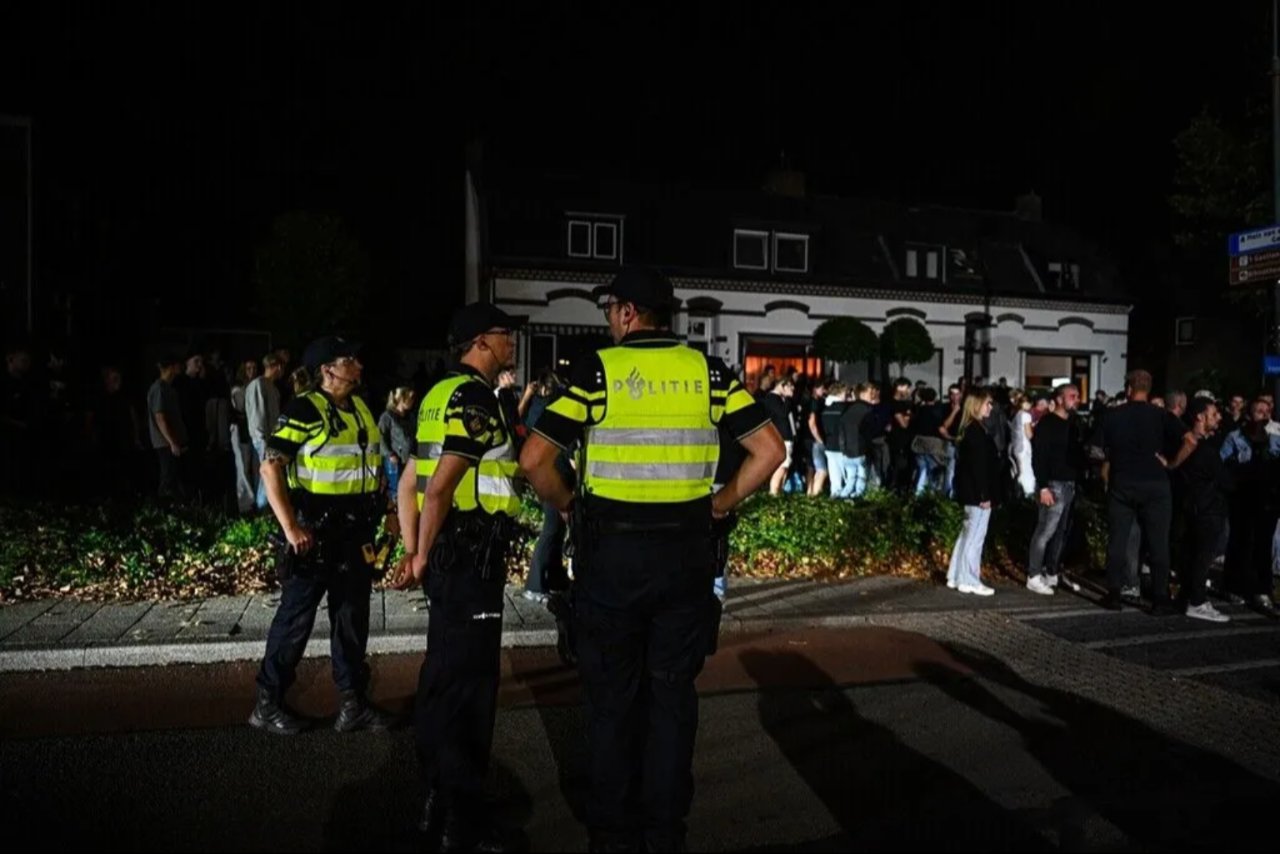 Hollanda'da ortalık karıştı! Polise havai fişek yağdırdılar, çevik kuvvet sokağa indi