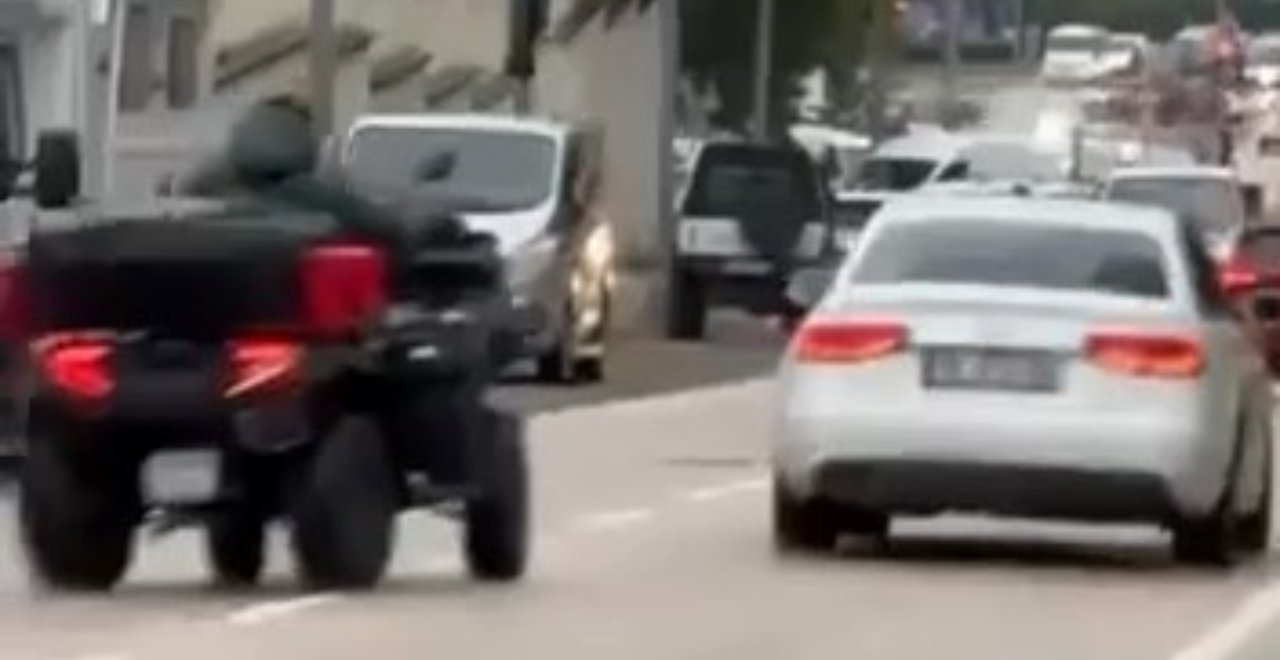 Bursa'da ATV ile drift terörü! Akan trafikte tehlikeli şov kamerada