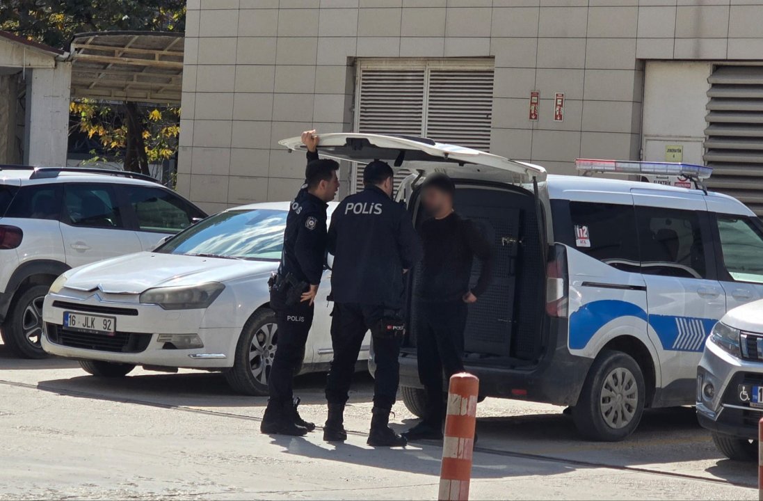 Bursa'da okula belinde silahla giren şahıs gözaltına alındı