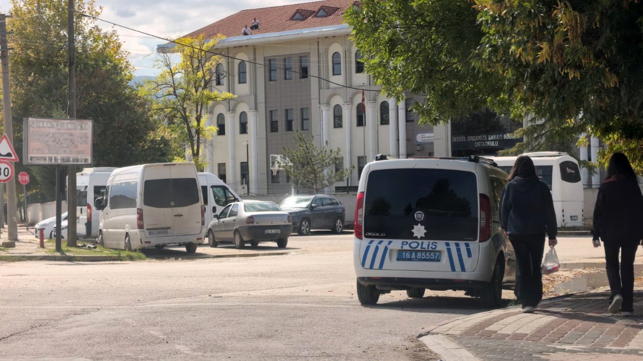 Bursada okula belinde silahla giren şahıs gözaltına alındı