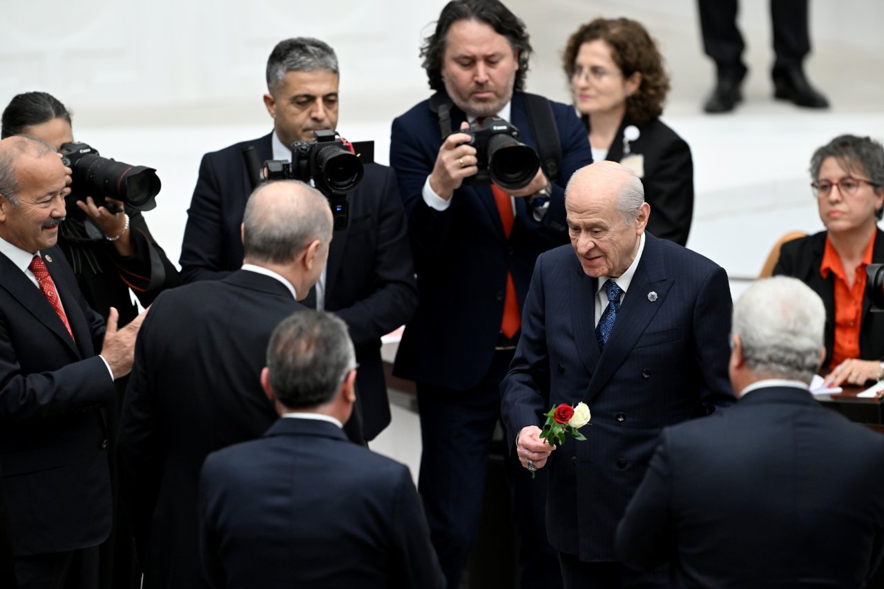 DEM Partililer Devlet Bahçeli ile selamlaşmak için sıraya girdi