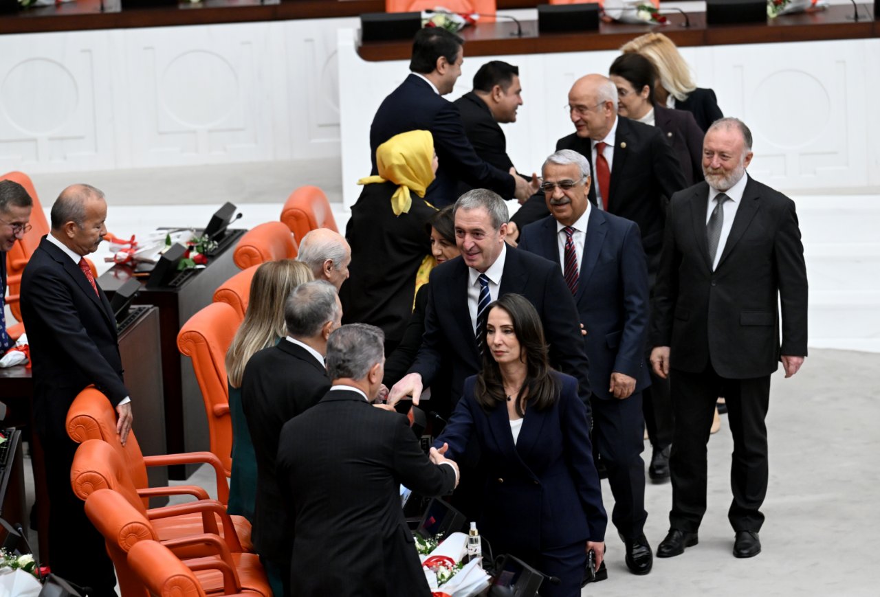 DEM Partililer Devlet Bahçeli ile selamlaşmak için sıraya girdi