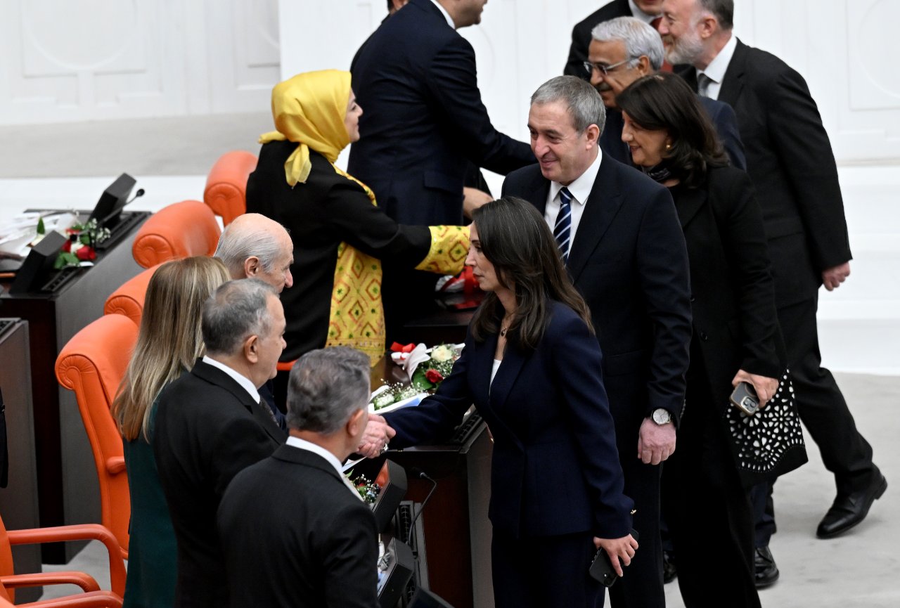 DEM Partililer Devlet Bahçeli ile selamlaşmak için sıraya girdi