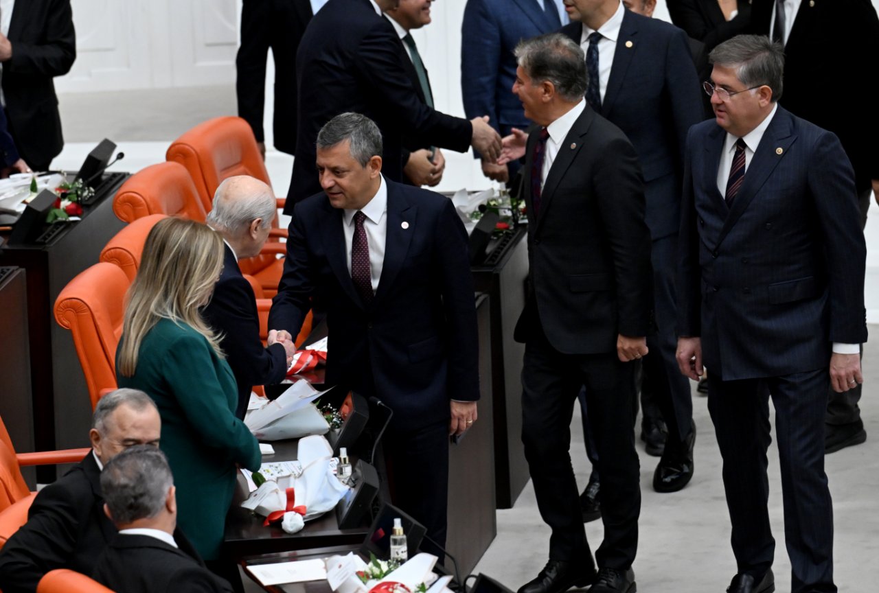 DEM Partililer Devlet Bahçeli ile selamlaşmak için sıraya girdi
