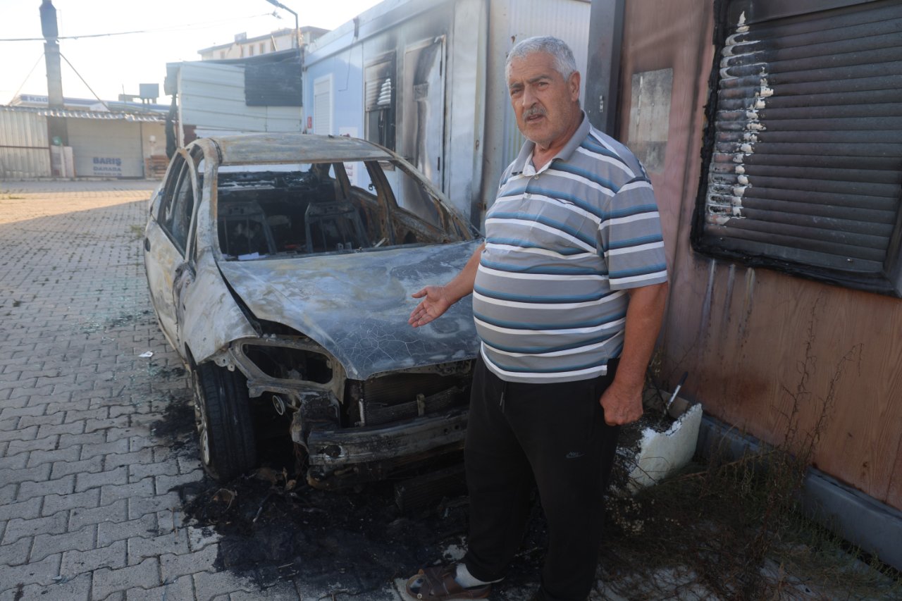 Depremzedenin yanan otomobilinde hırsızlık şüphesi! Camı kırmaya çalışmışlar