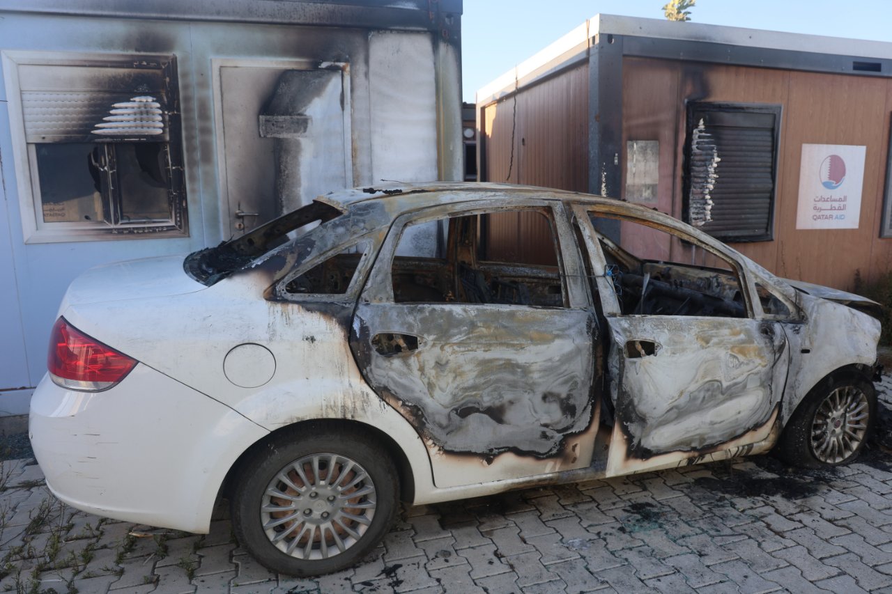Depremzedenin yanan otomobilinde hırsızlık şüphesi! Camı kırmaya çalışmışlar