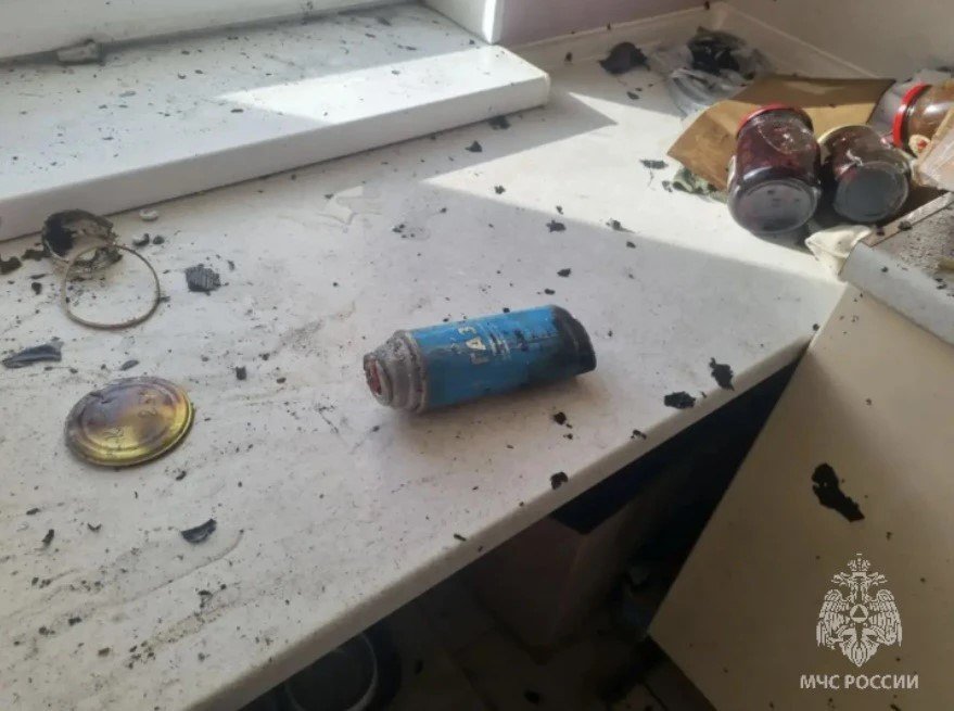 Filmleri aratmayan olay! Evde yalnız kalan kedi elektrikli ocağı açınca gaz tüpü patladı, ortalık savaş alanına döndü