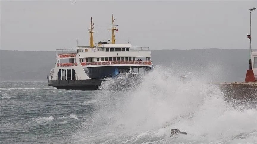 Gökçeada ve Bozcaada’da feribot seferlerine fırtına engeli