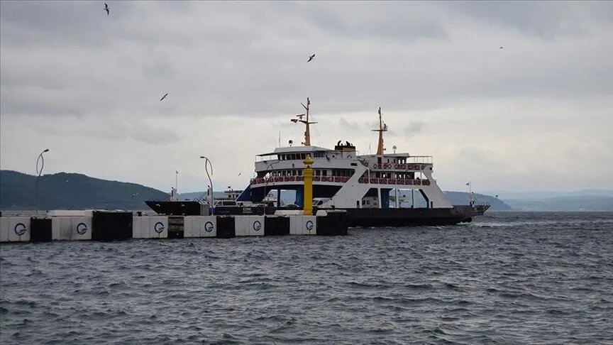 Gökçeada ve Bozcaada’da feribot seferlerine fırtına engeli