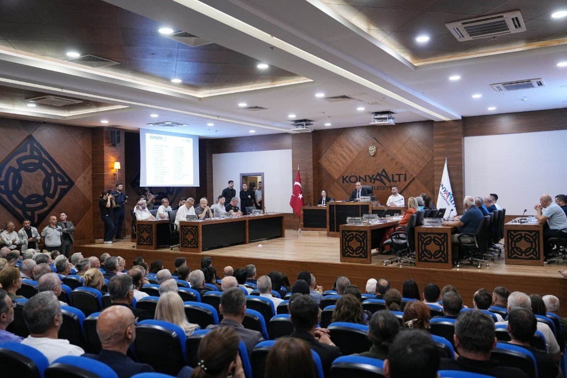 İstifa sonrası meclis toplantısında gerilim! CHP ve Yeni Partililer karşı karşıya