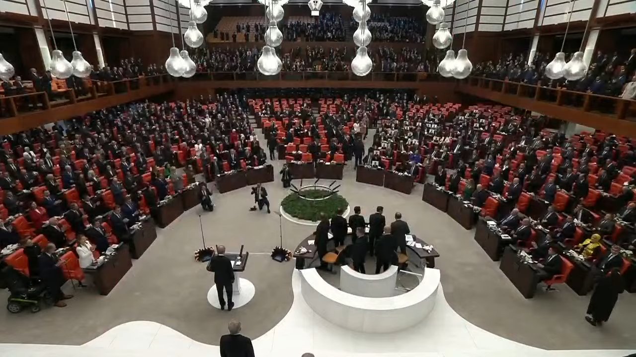 Meclis’te büyük saygısızlık! Cumhurbaşkanı konuşurken Yeni Partililer salonu terk etti