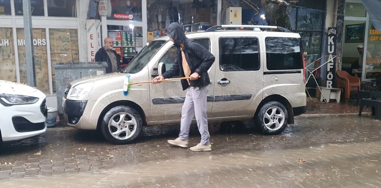 Meteoroloji uyardı o fırsata çevirdi! Sağanak altında aracını böyle köpükledi