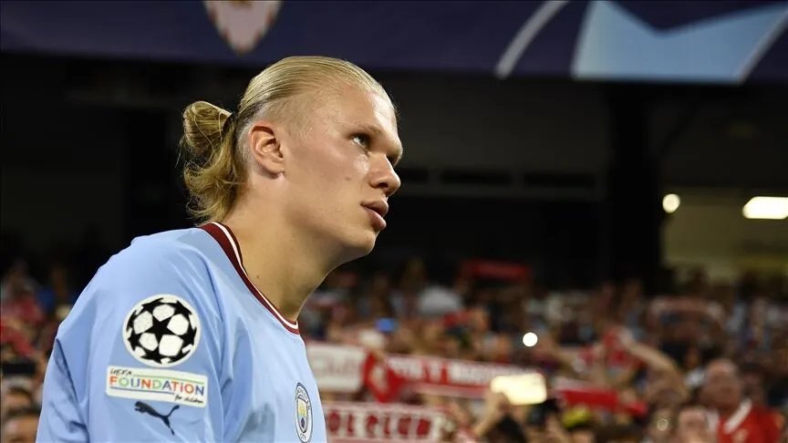 Norveçli yıldız Erling Haaland, Premier Lig ekibi Manchester City'de forma giyiyor.