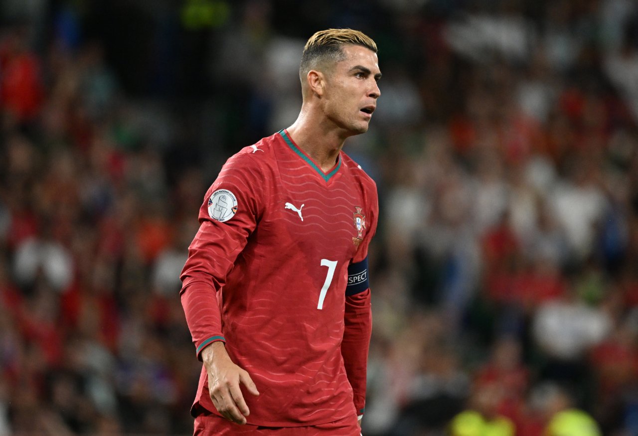 Cristiano Ronaldo, "Milli takım teknik direktörünün basın toplantısının ardından Portekiz Futbol Federasyonu Başkanı ile yaptığım görüşme sonrasında kampptan ayrılma kararı aldım" açıklamasını yaptı.