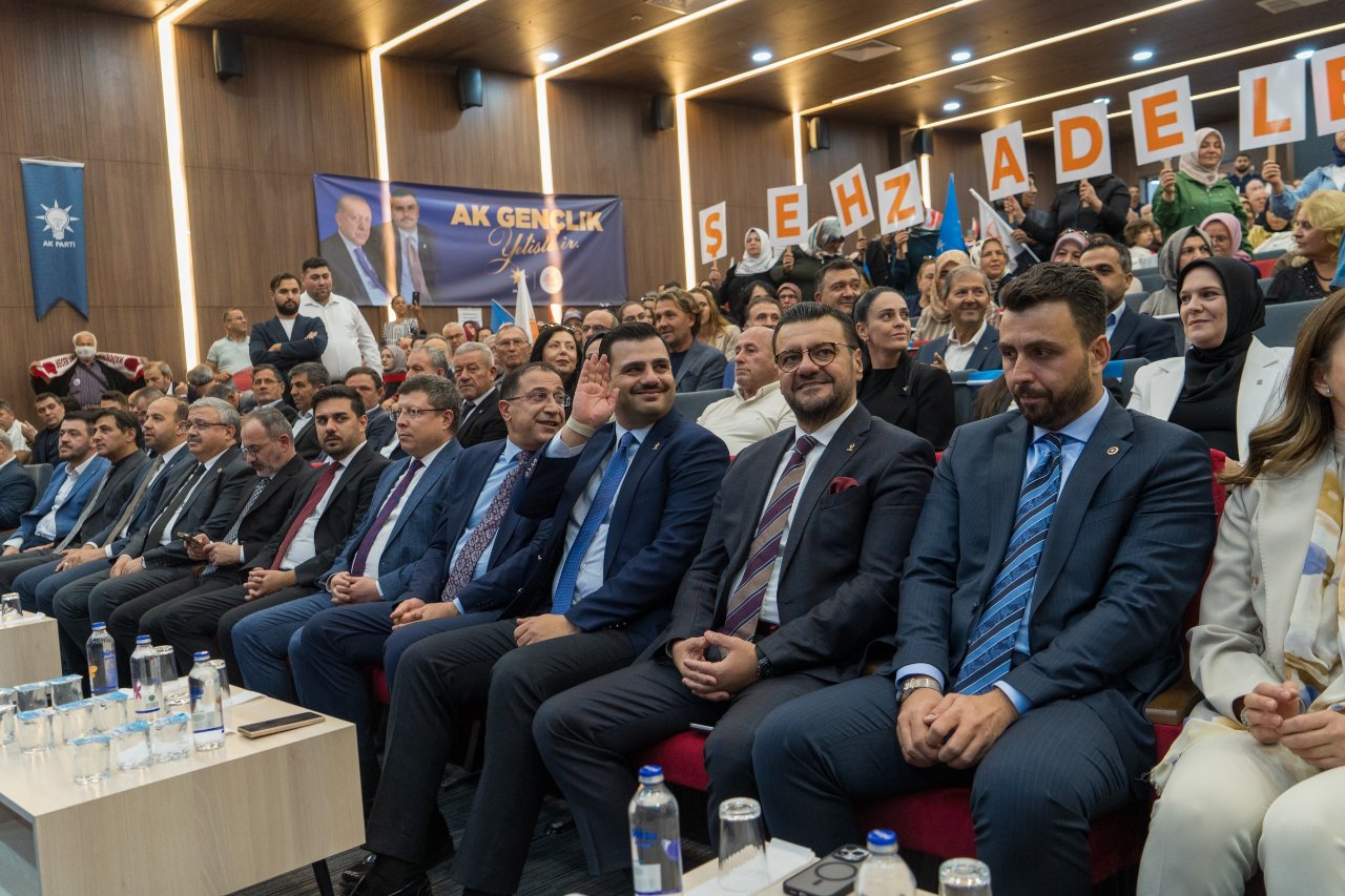 AK Partili İnan'dan Manisa esnafına: Özel ve şürekasını istasyonlarınızdan uzak tutun