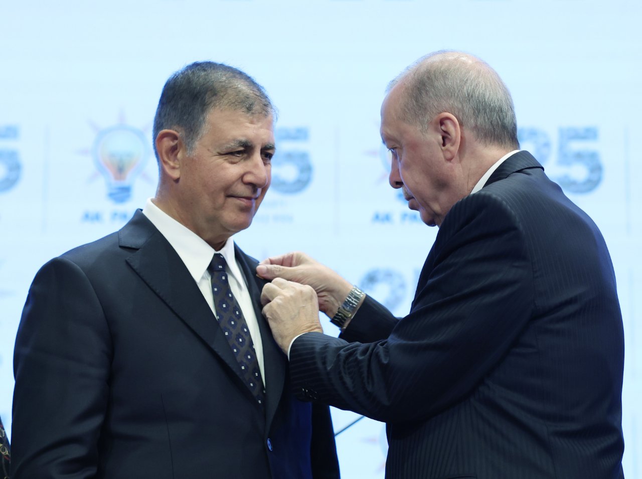 İzmir Büyükşehir Belediye Başkanı Cemil Tugay, geçtiğimiz günlerde AK Parti'ye katılmıştı
