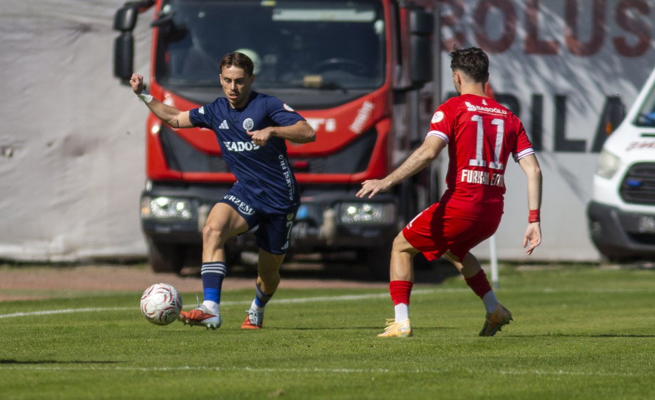 Bolusporlu futbolcu Furkan Emin Kaçmaz, Antalyasporlu oyuncu Bünyamin Balcı