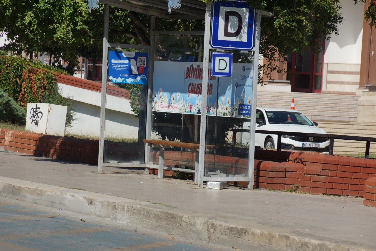 Aydında adliye binası önünde şüpheli paket paniği! Fünye ile patlatıldı