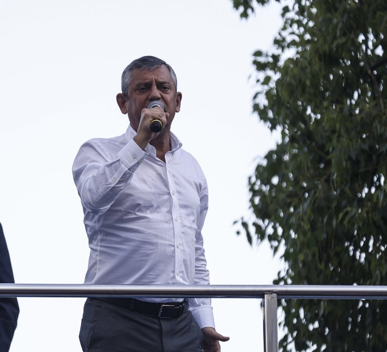 Bakan Göktaş haklı çıktı, Özgür Özel geri vites yaptı: Özür dilerim