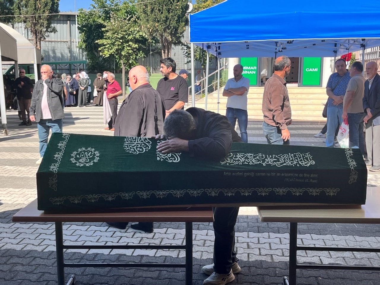 Çöken binada can veren 2 kardeşe son veda! Anne baba ayakta duramadı